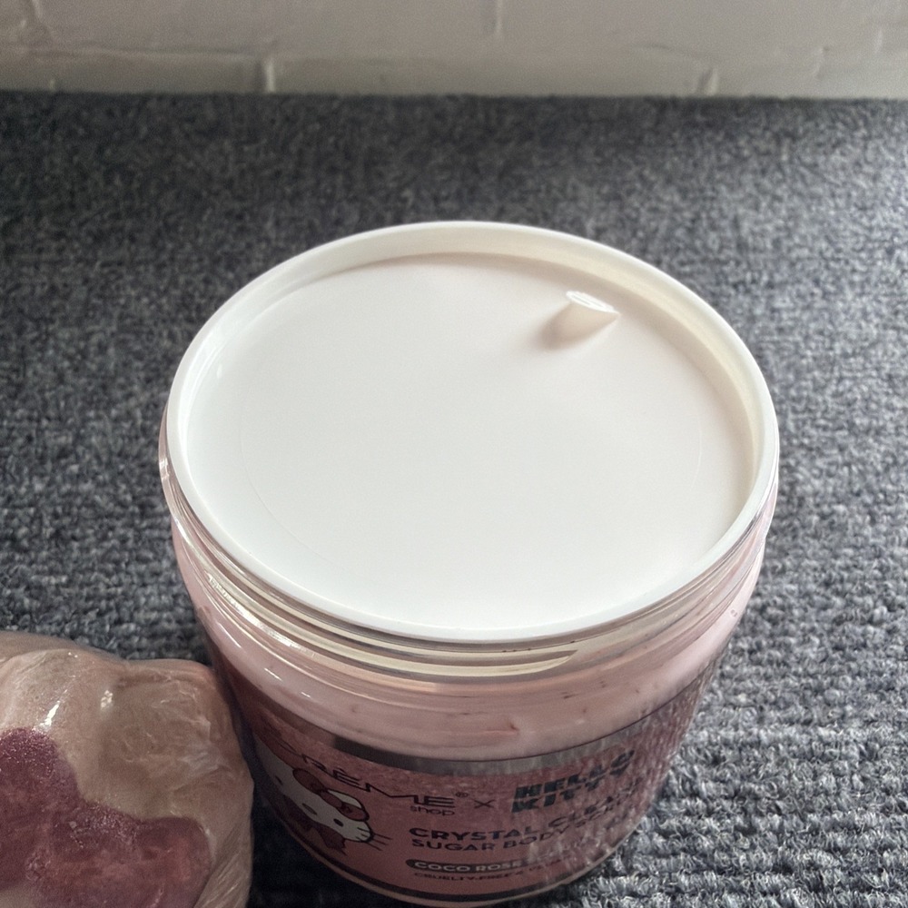 The Creme Shop X Hello Kitty Lovely Luxury Set Coco Rose Scented Bath Bomb,Scrub - Picture 3 of 15